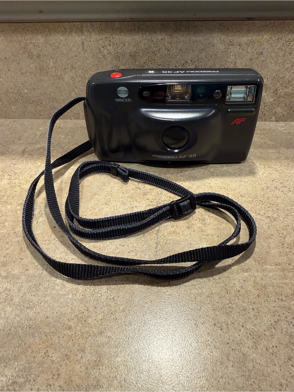 Minolta Freedom Compact Point & Shoot Film Camera Model AF 35mm w/ Strap Tested